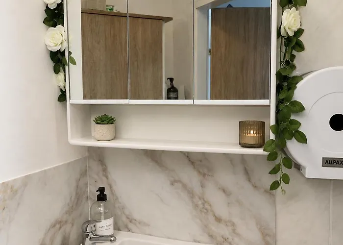 Modern Loft With Private Kitchenette & Shower *